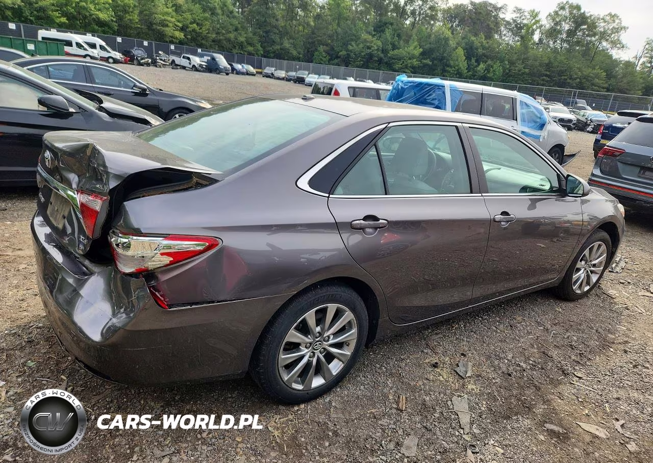 2016 Toyota Camry Xle VIN:4T4BF1FK1GR580451 - 3