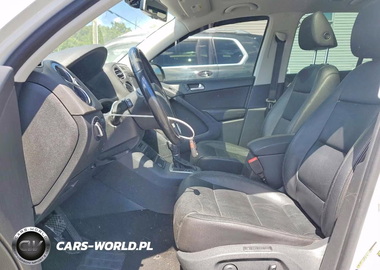 2017 Volkswagen Tiguan Sport VIN:WVGUV7AX8HW505828 - 7