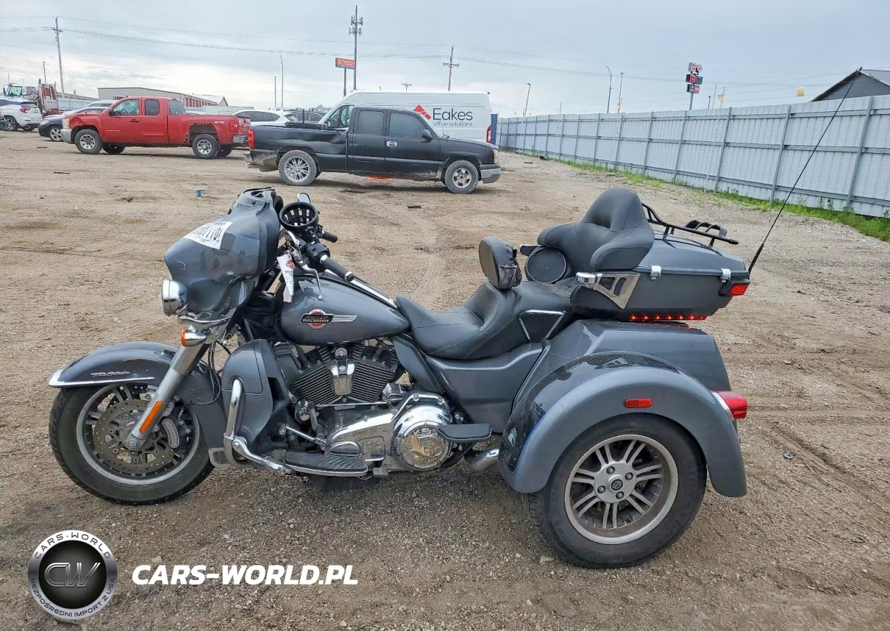 2016 Harley-Davidson Flhtcutg Tri Glide Ultra VIN:1HD1MAL18GB852970 - 3