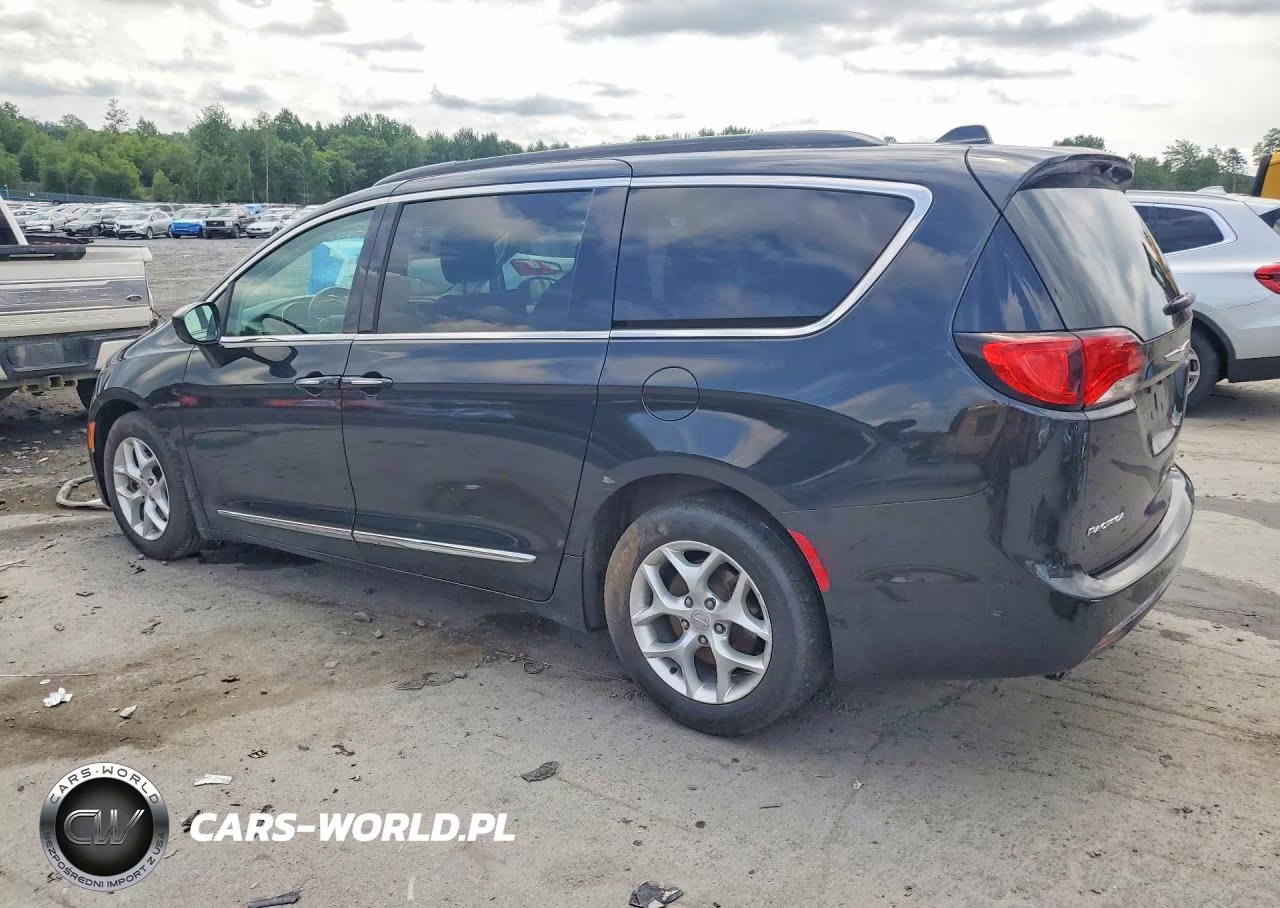 2017 Chrysler Pacifica Touring L VIN:2C4RC1BG2HR560621 - 2
