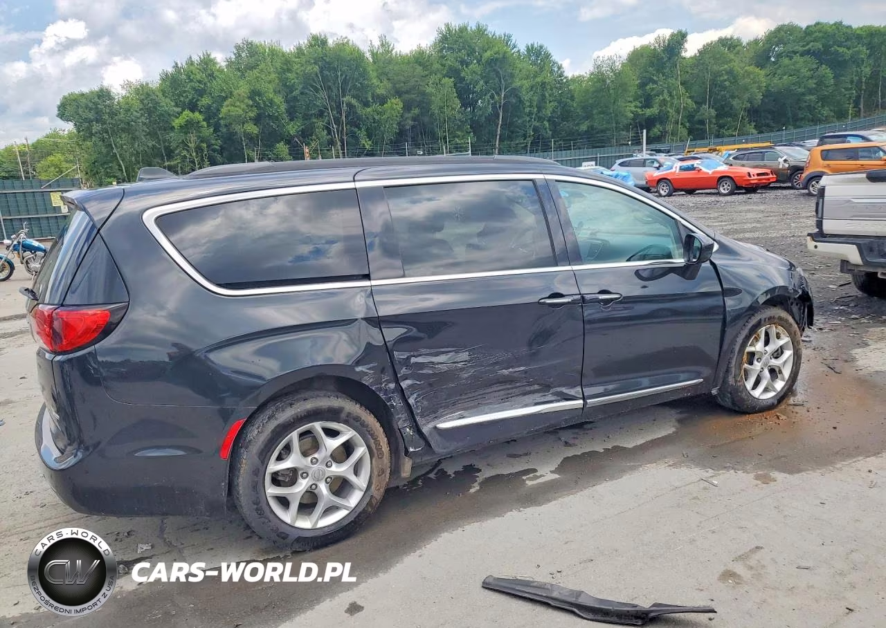 2017 Chrysler Pacifica Touring L VIN:2C4RC1BG2HR560621 - 3