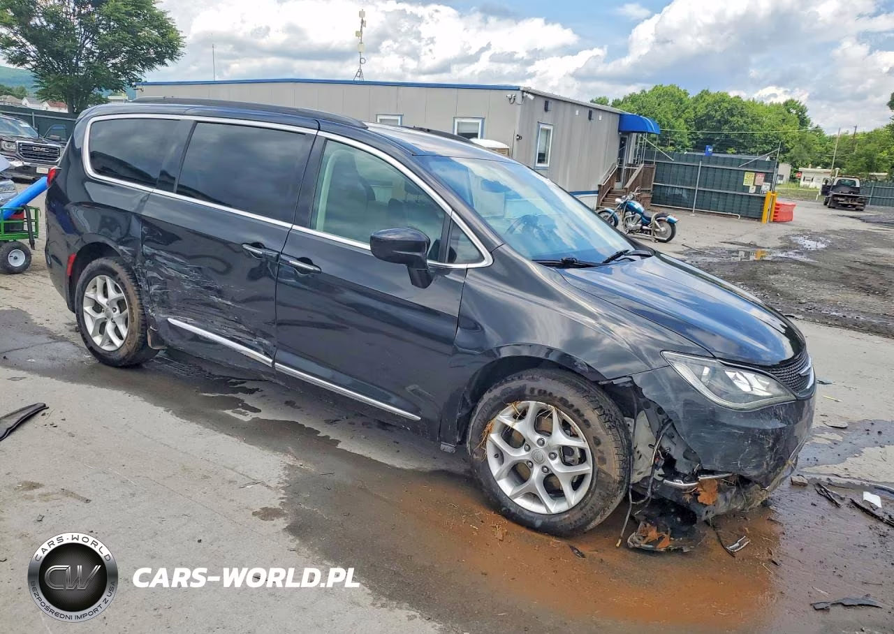 2017 Chrysler Pacifica Touring L VIN:2C4RC1BG2HR560621 - 4