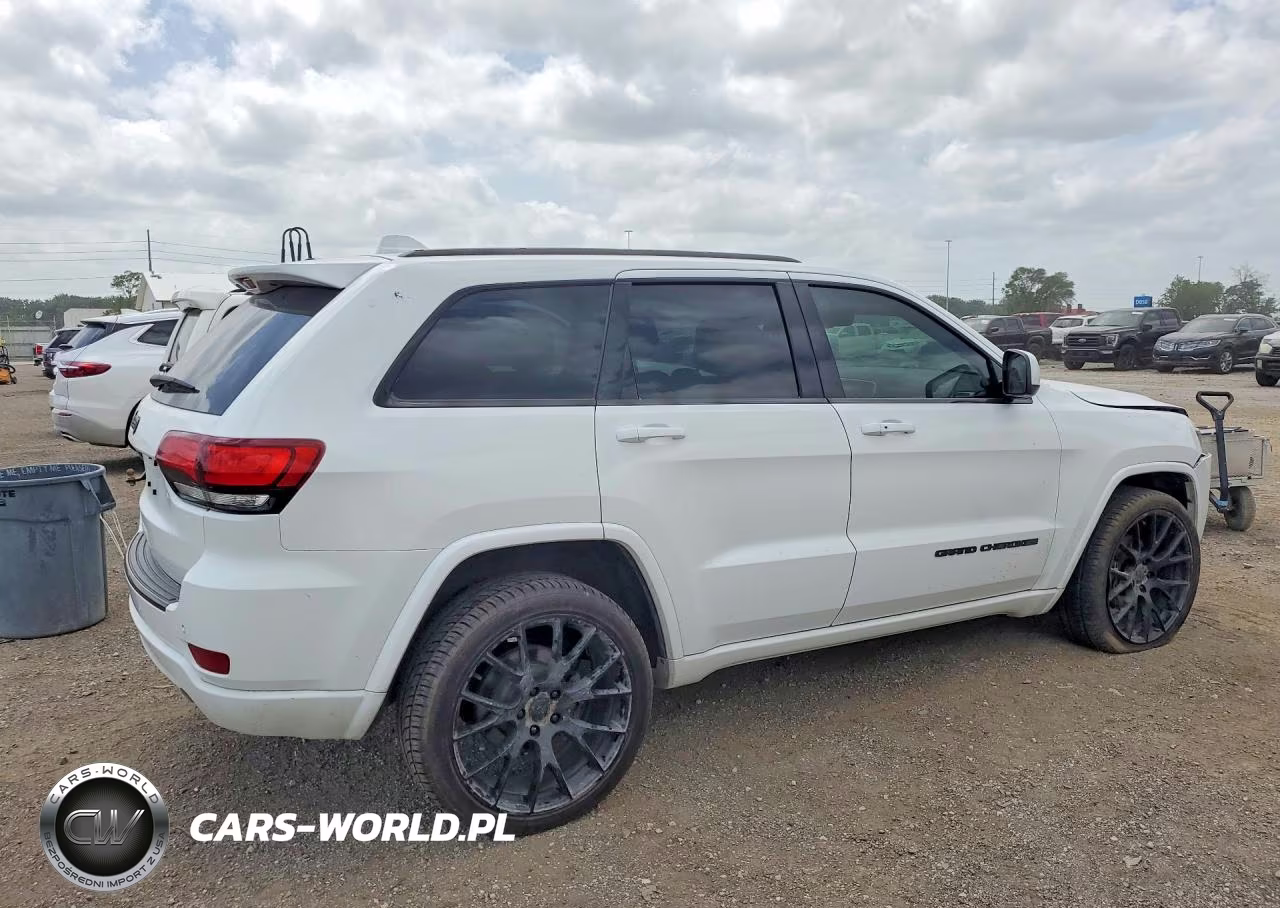 2018 Jeep Grand Cherokee Laredo VIN:1C4RJFAG4JC229252 - 3