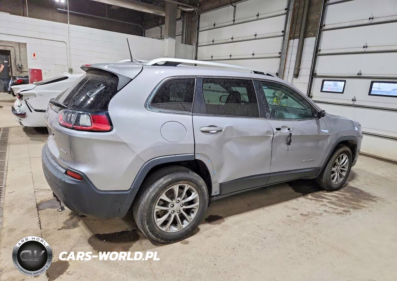 2019 Jeep Cherokee Latitude Plus VIN:1C4PJMLBXKD330546 - 3