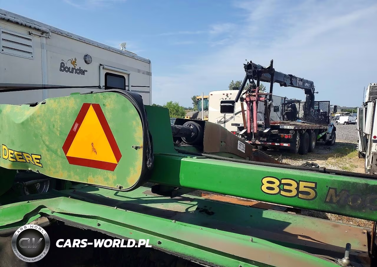 2010 John Deere 835 Windrower VIN:E00835T362077 - 7