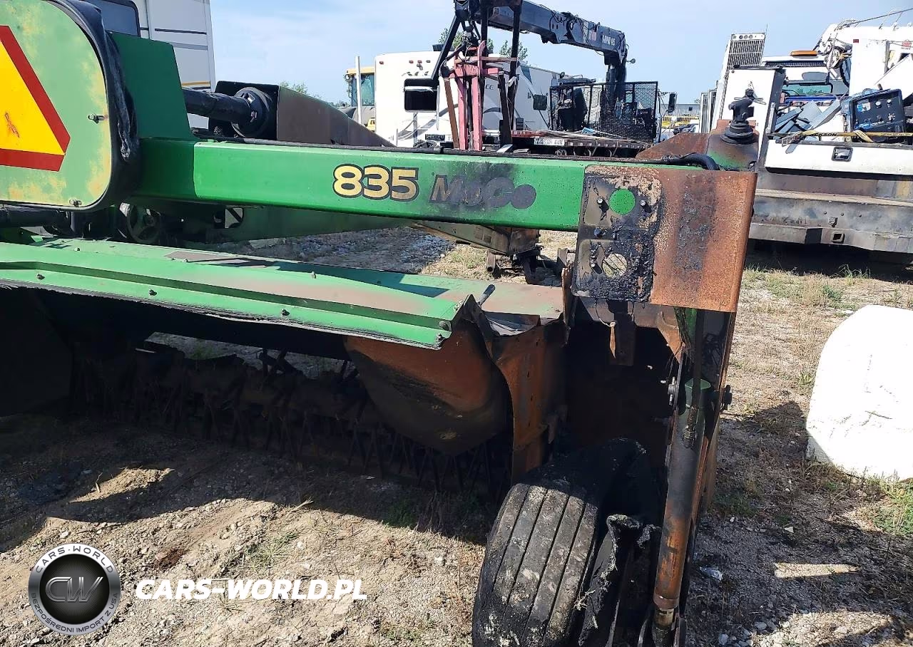 2010 John Deere 835 Windrower VIN:E00835T362077 - 8
