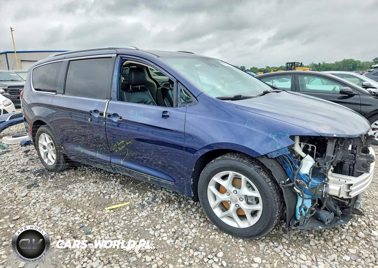 2017 Chrysler Pacifica Touring L Plus VIN:2C4RC1EG2HR538761 - 4