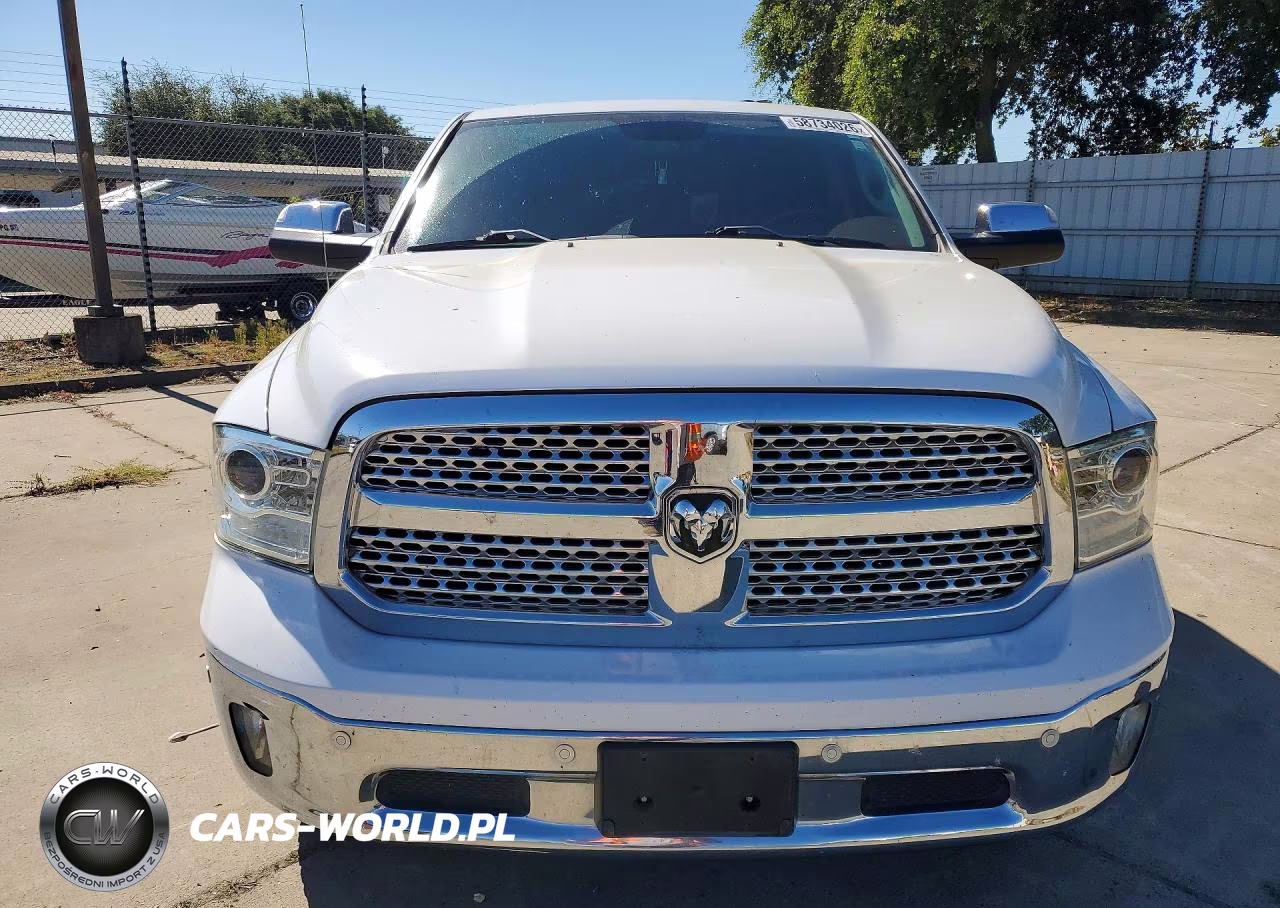 2018 Ram 1500 Laramie VIN:1C6RR7NM2JS351846 - 5