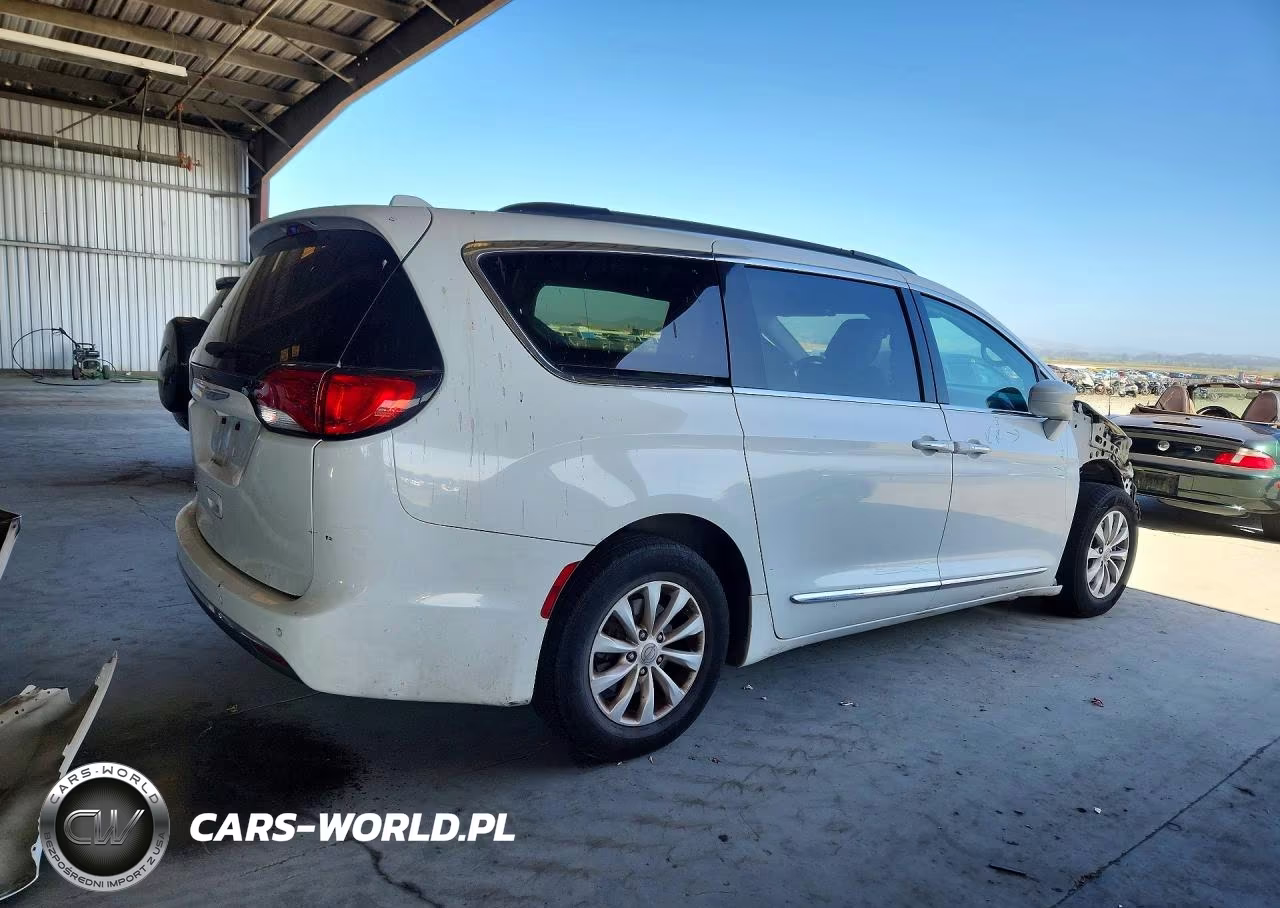 2017 Chrysler Pacifica Touring L VIN:2C4RC1BG1HR535399 - 3
