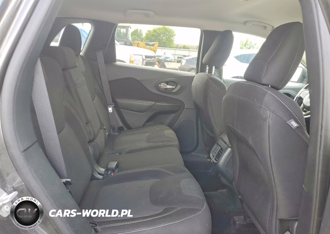 2015 Jeep Cherokee Latitude VIN:1C4PJMCBXFW702283 - 11
