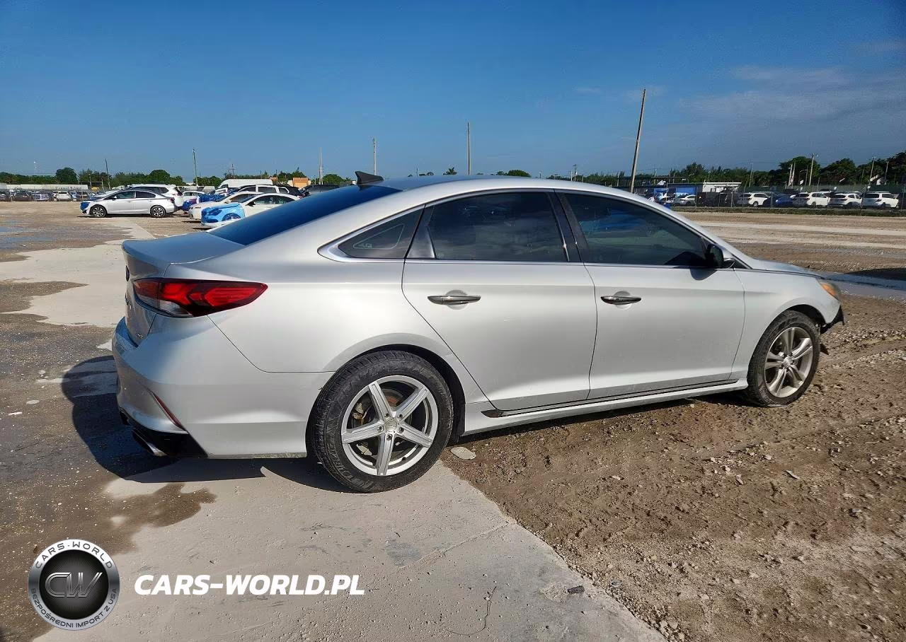 2018 Hyundai Sonata Sport VIN:5NPE34AF4JH630793 - 3