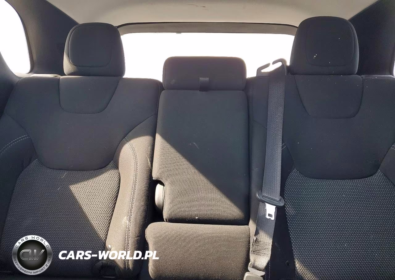 2019 Jeep Cherokee Latitude VIN:1C4PJLCX9KD439747 - 10
