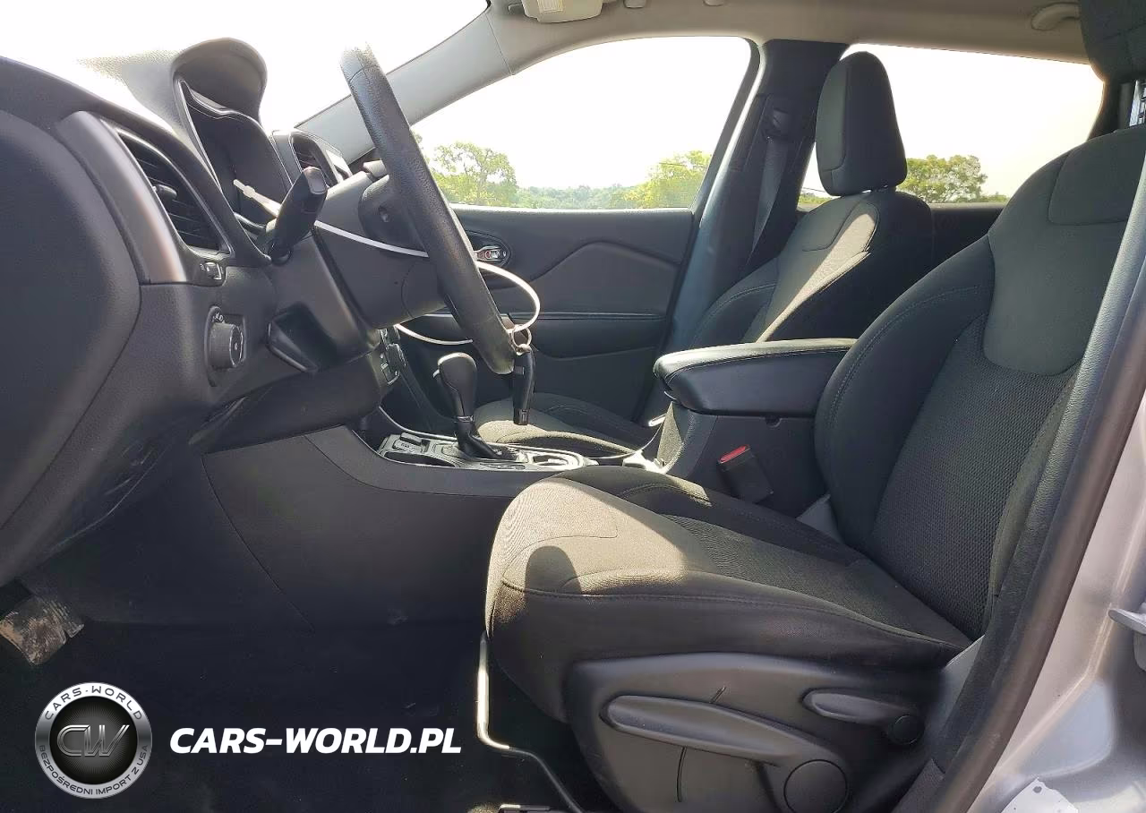 2019 Jeep Cherokee Latitude VIN:1C4PJLCX9KD439747 - 7