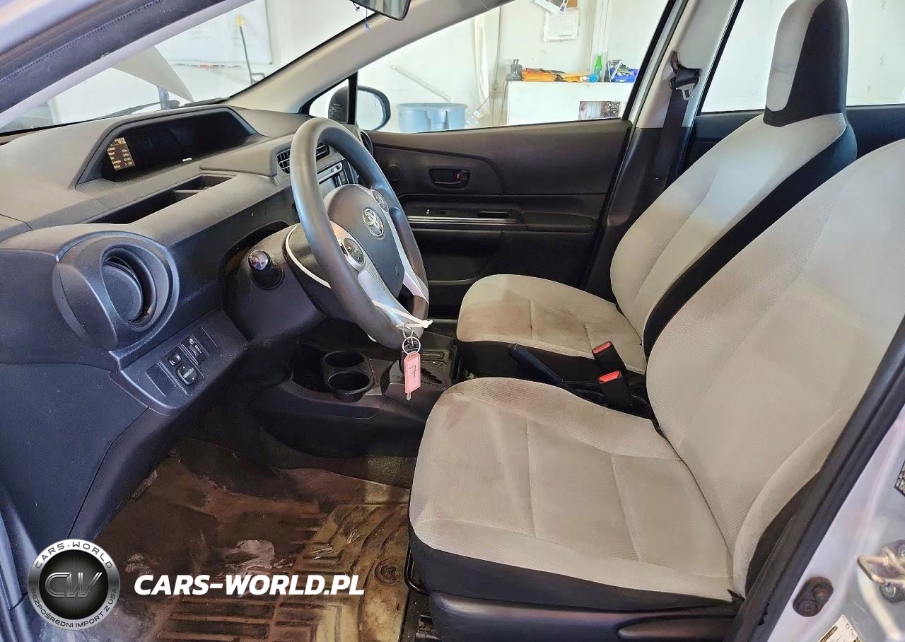 2015 Toyota Prius C One VIN:JTDKDTB34F1105357 - 7