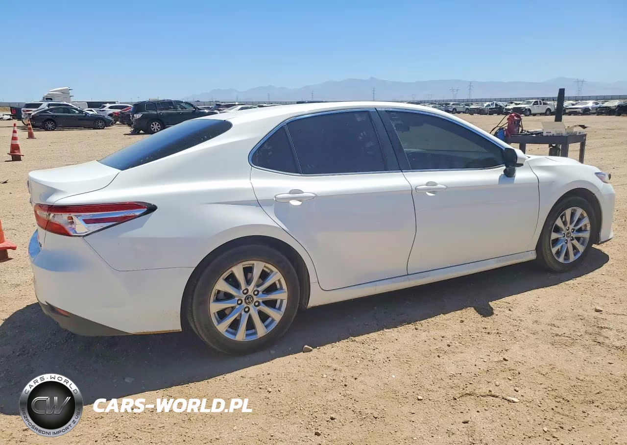 2018 Toyota Camry Le VIN:JTNB11HK5J3051474 - 3
