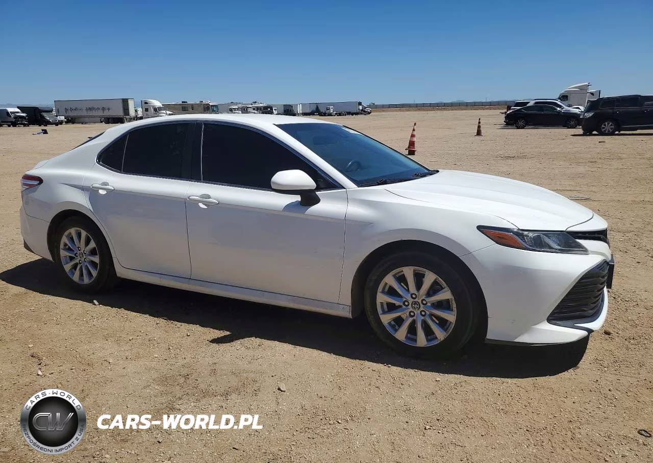 2018 Toyota Camry Le VIN:JTNB11HK5J3051474 - 4