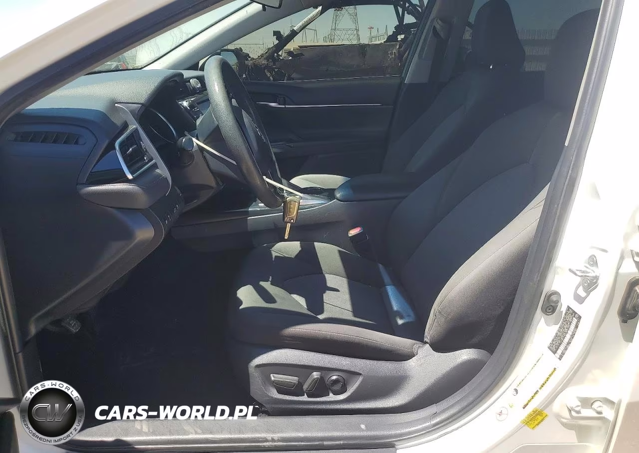 2018 Toyota Camry Le VIN:JTNB11HK5J3051474 - 7