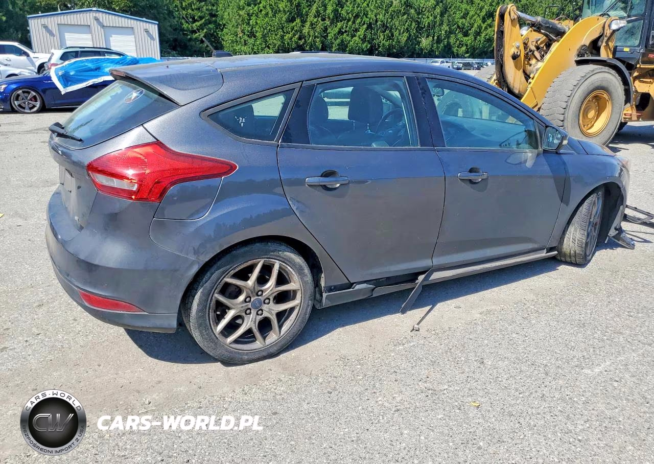 2015 Ford Focus Se VIN:1FADP3K25FL303821 - 3