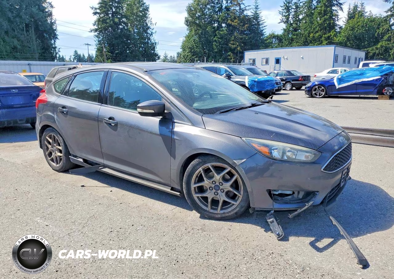 2015 Ford Focus Se VIN:1FADP3K25FL303821 - 4