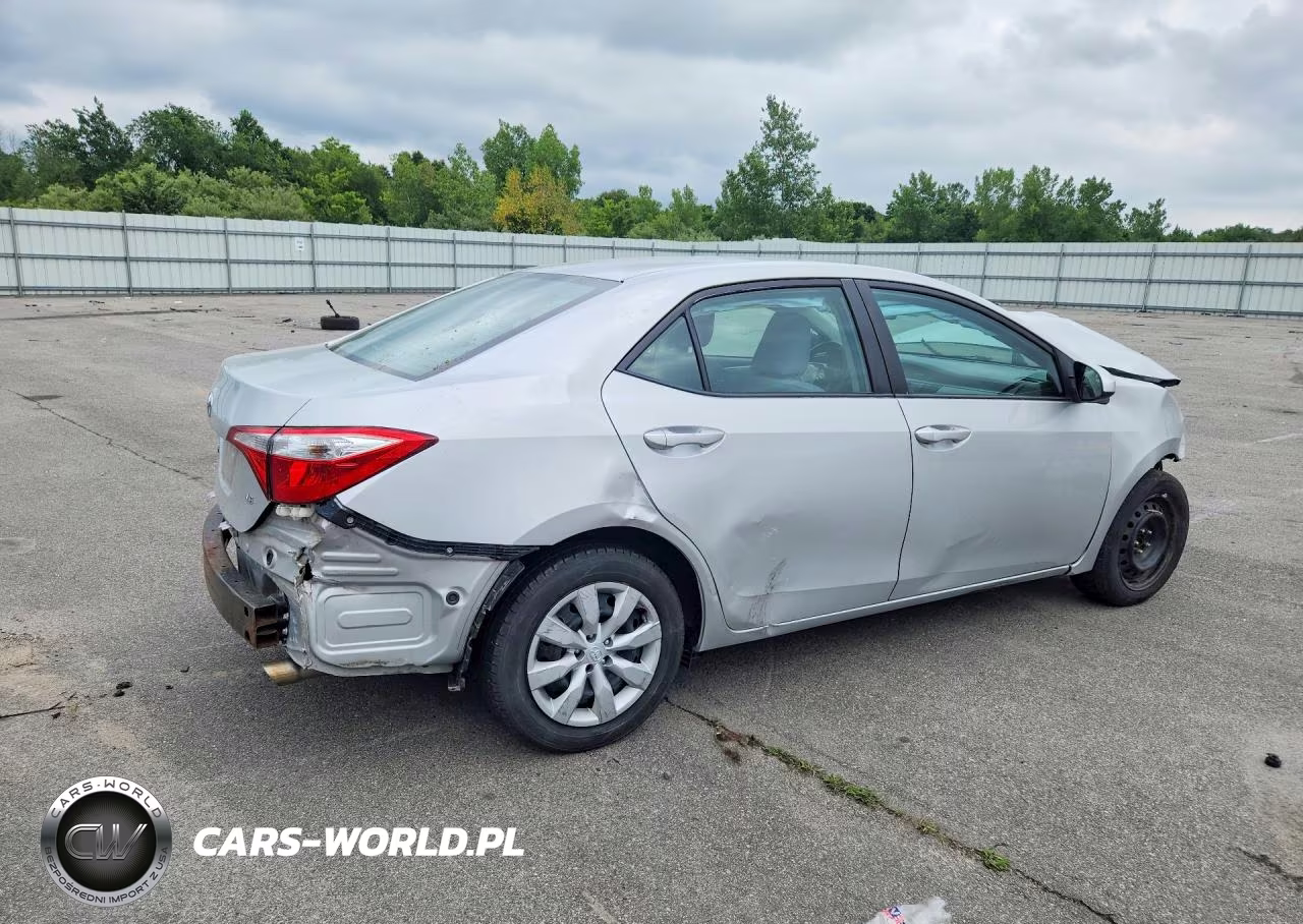 2015 Toyota Corolla Le VIN:2T1BURHE6FC282631 - 3