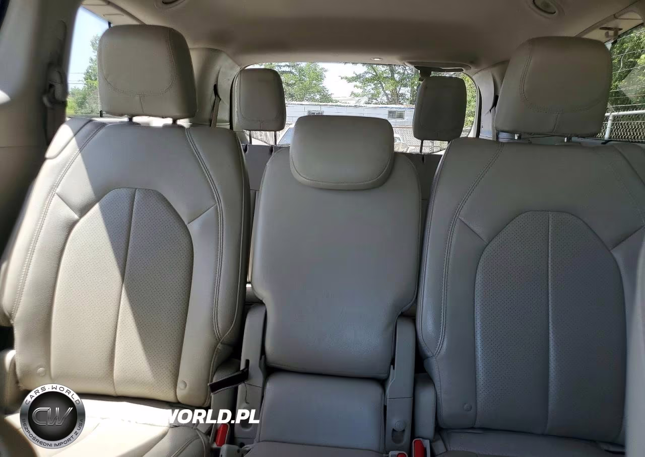 2018 Chrysler Pacifica Touring L Plus VIN:2C4RC1EG5JR122208 - 10