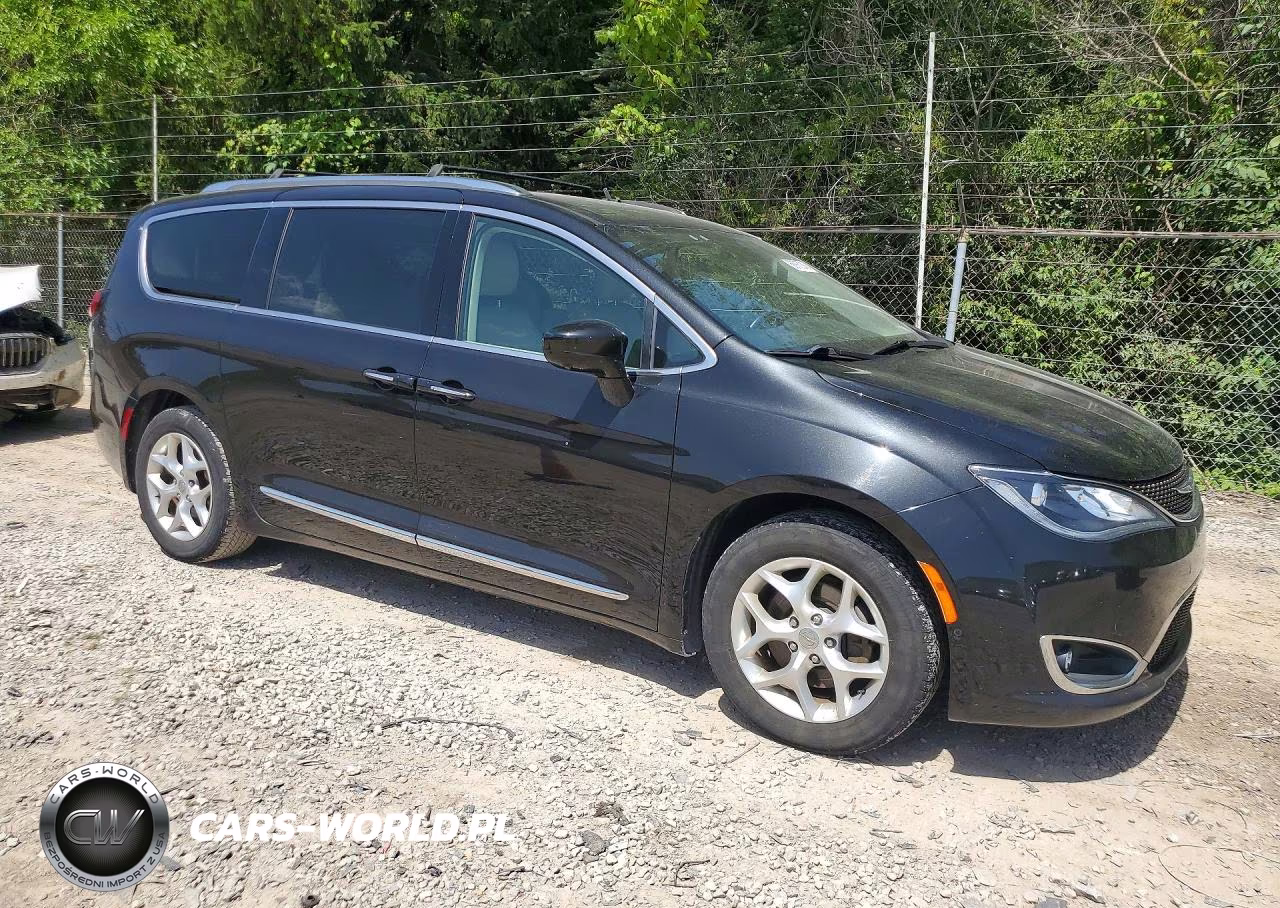 2018 Chrysler Pacifica Touring L Plus VIN:2C4RC1EG5JR122208 - 4