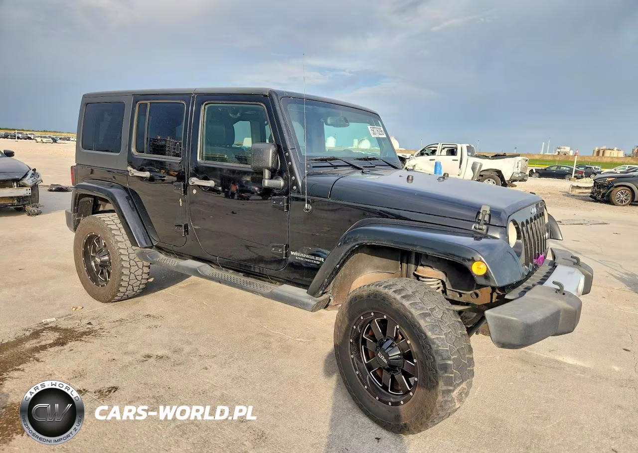 2014 Jeep Wrangler Unlimited Sahara VIN:1C4BJWEG9EL305419 - 4