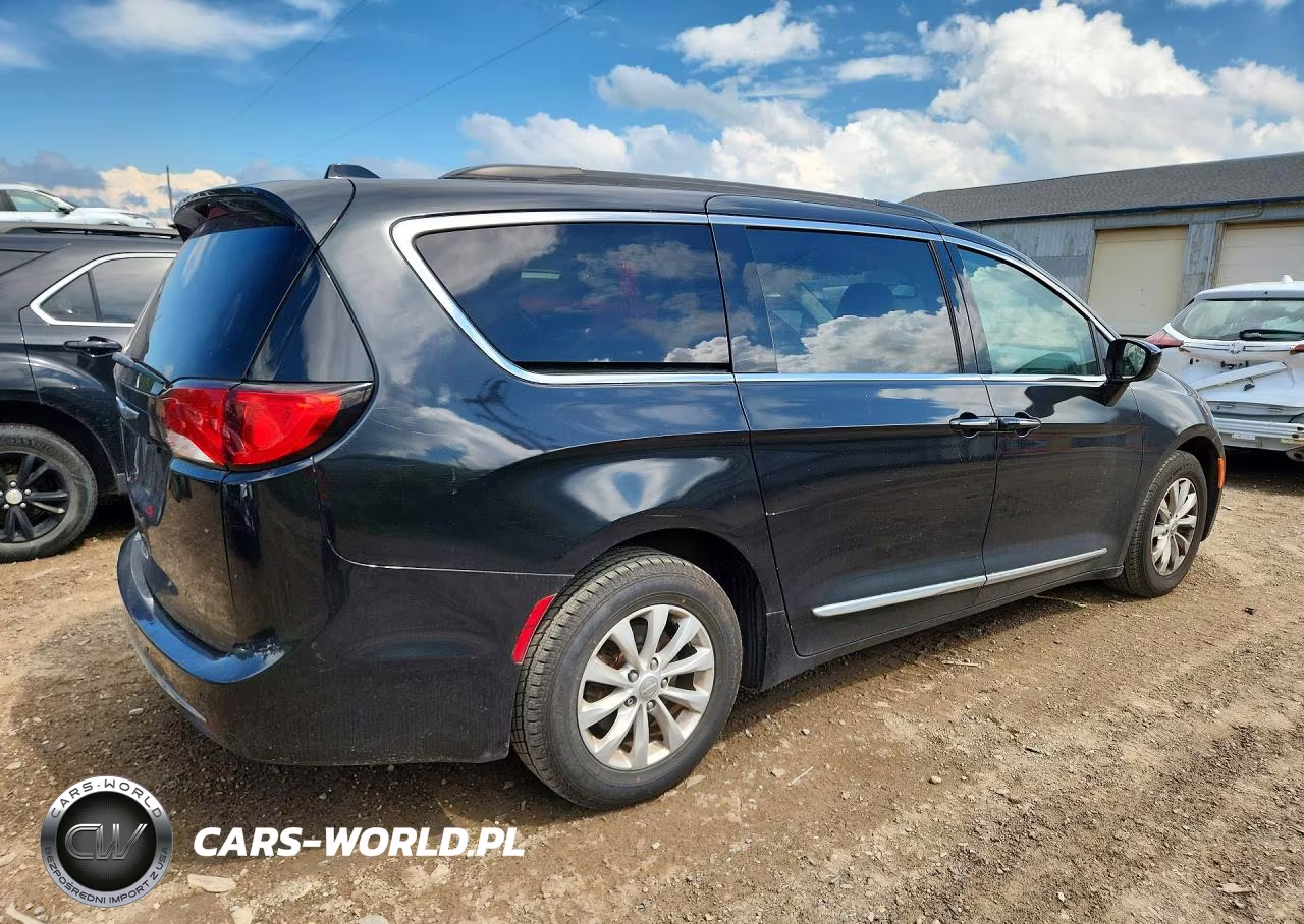 2017 Chrysler Pacifica Touring L VIN:2C4RC1BG8HR523878 - 3