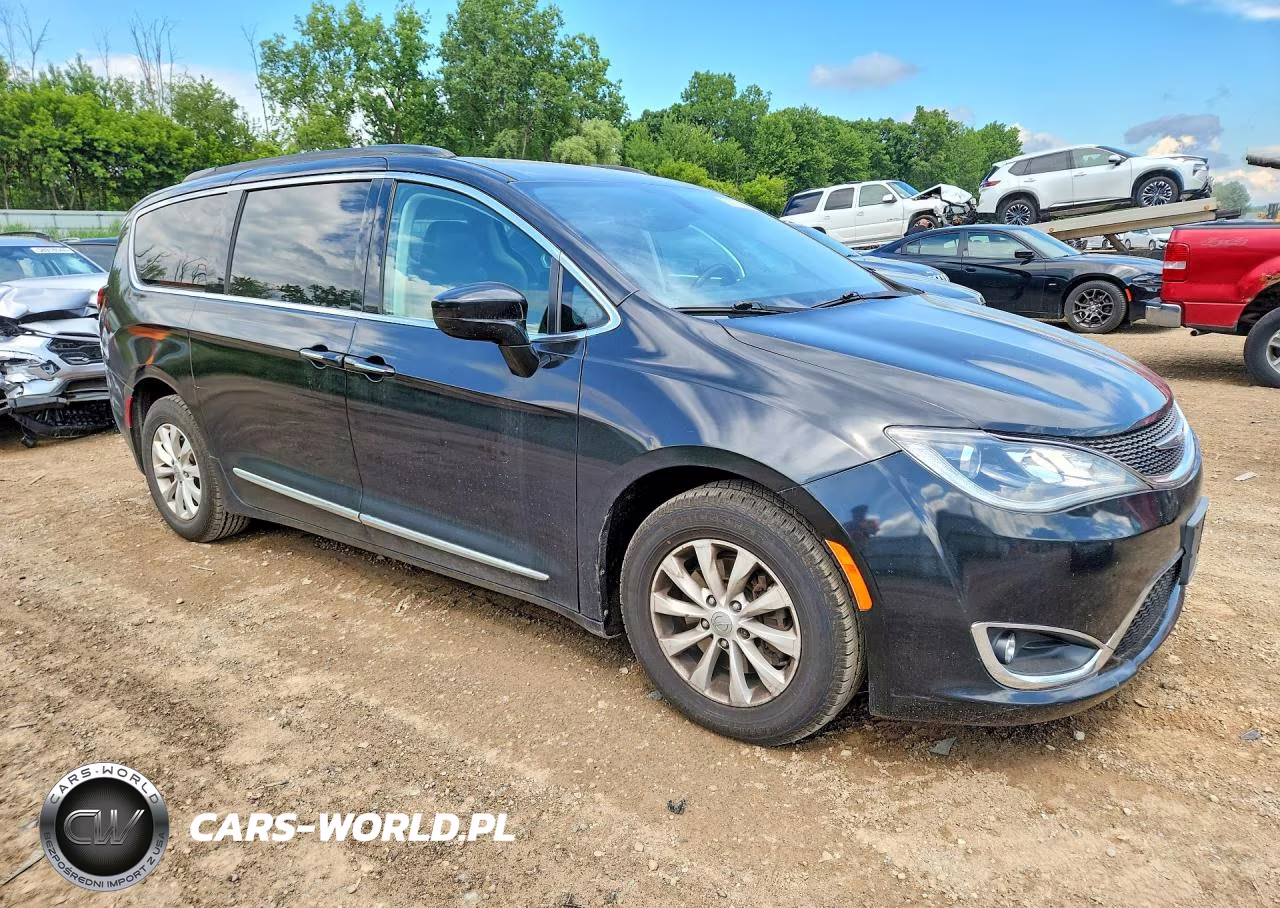 2017 Chrysler Pacifica Touring L VIN:2C4RC1BG8HR523878 - 4
