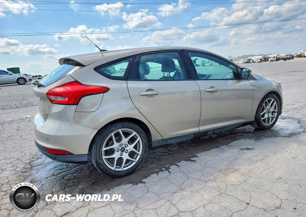 2015 Ford Focus Se VIN:1FADP3K21FL360565 - 3