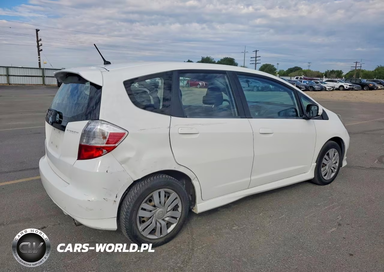 2012 Honda Fit Sport VIN:JHMGE8H55CC000589 - 3