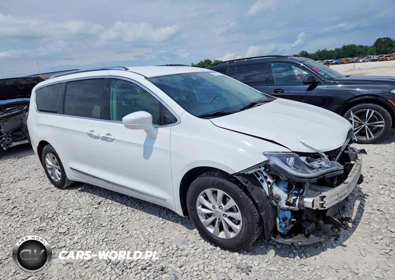2019 Chrysler Pacifica Touring L VIN:2C4RC1BG5KR626604 - 4