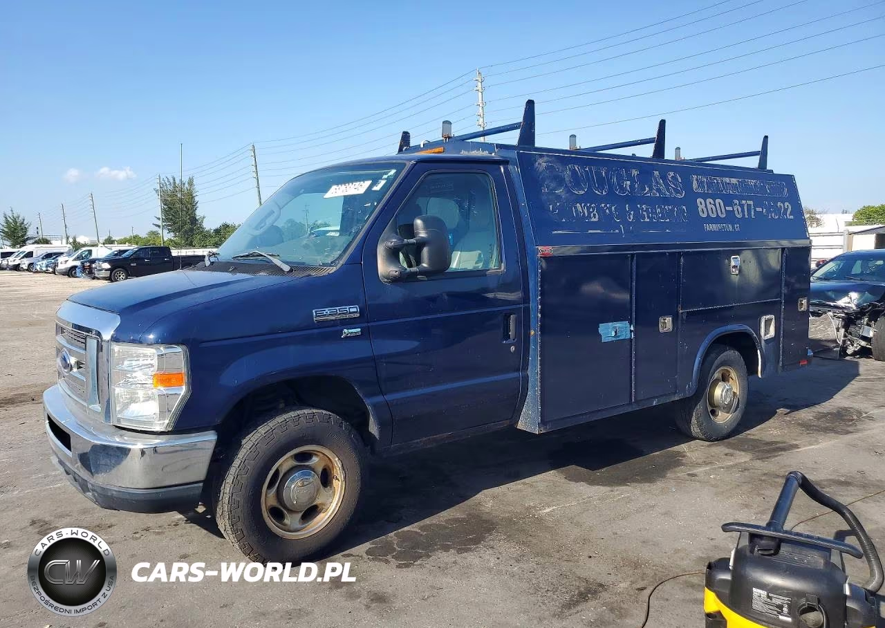 2013 Ford Econoline E350 Super Duty Cutaway Van