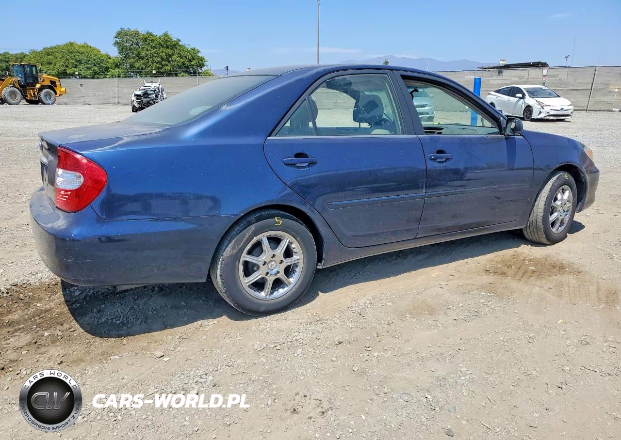 2002 Toyota Camry Le VIN:JTDBE32K020018124 - 3