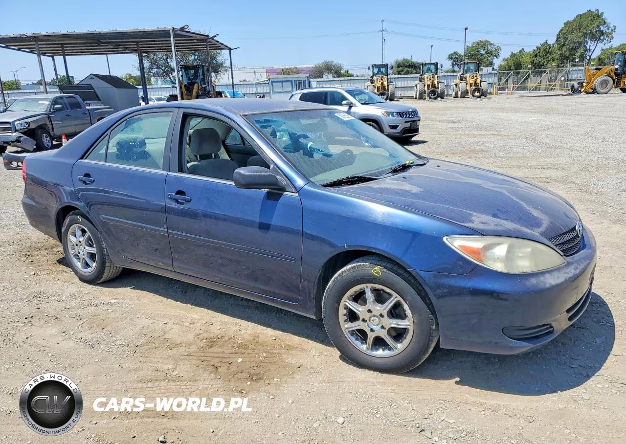 2002 Toyota Camry Le VIN:JTDBE32K020018124 - 4