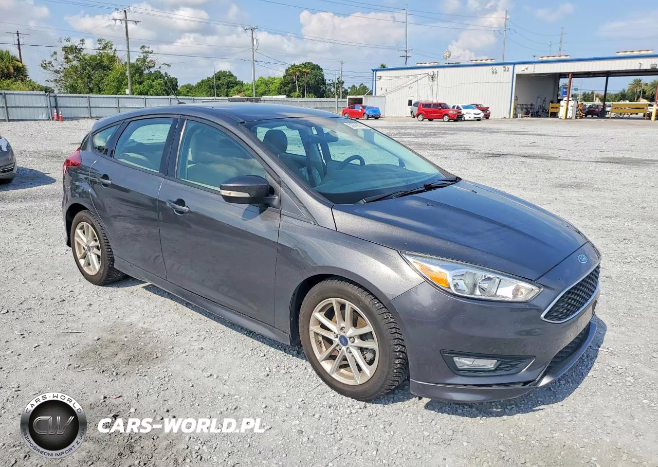 2015 Ford Focus Se VIN:1FADP3K21FL360615 - 4