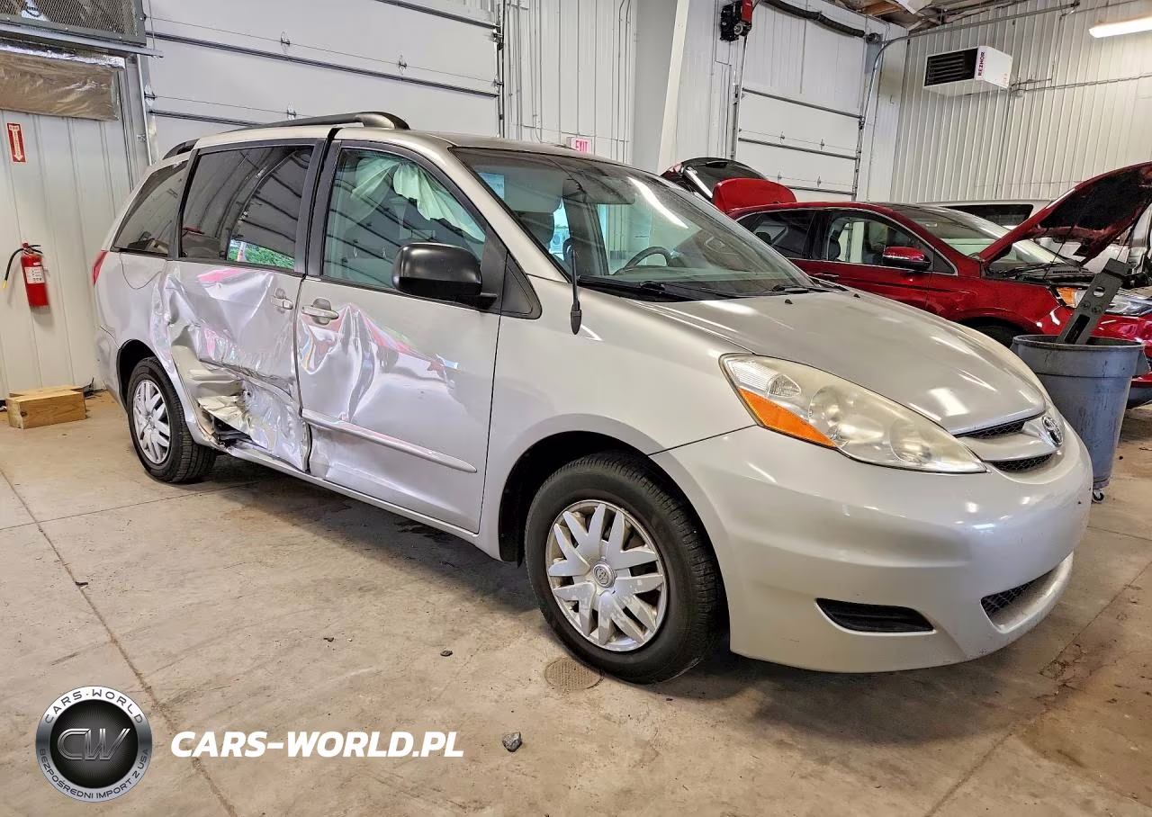 2010 Toyota Sienna Le 7-Passenger VIN:5TDKK4CC2AS339194 - 4