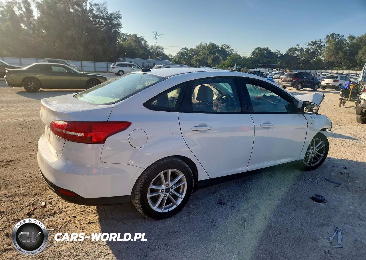 2016 Ford Focus Se VIN:1FADP3F26GL214044 - 3