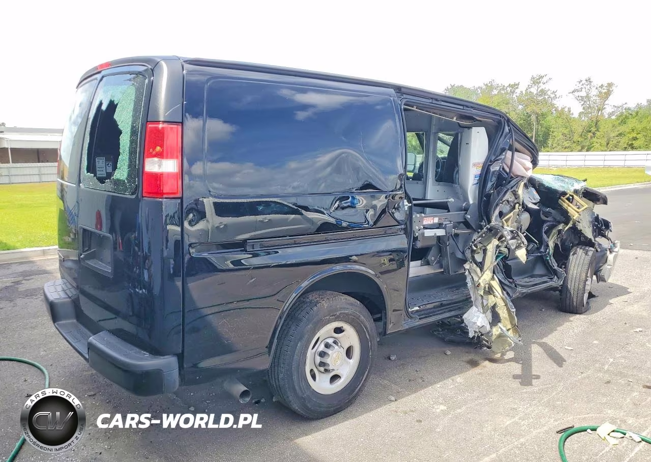 2024 Chevrolet Express G2500 VIN:1GCWGAFP4R1261221 - 3