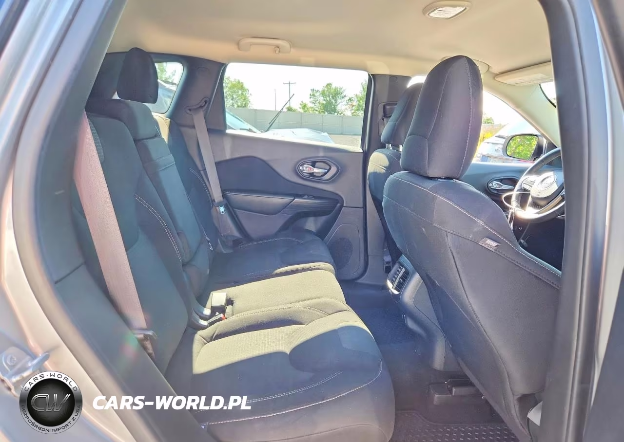 2015 Jeep Cherokee Latitude VIN:1C4PJMCS0FW795492 - 11