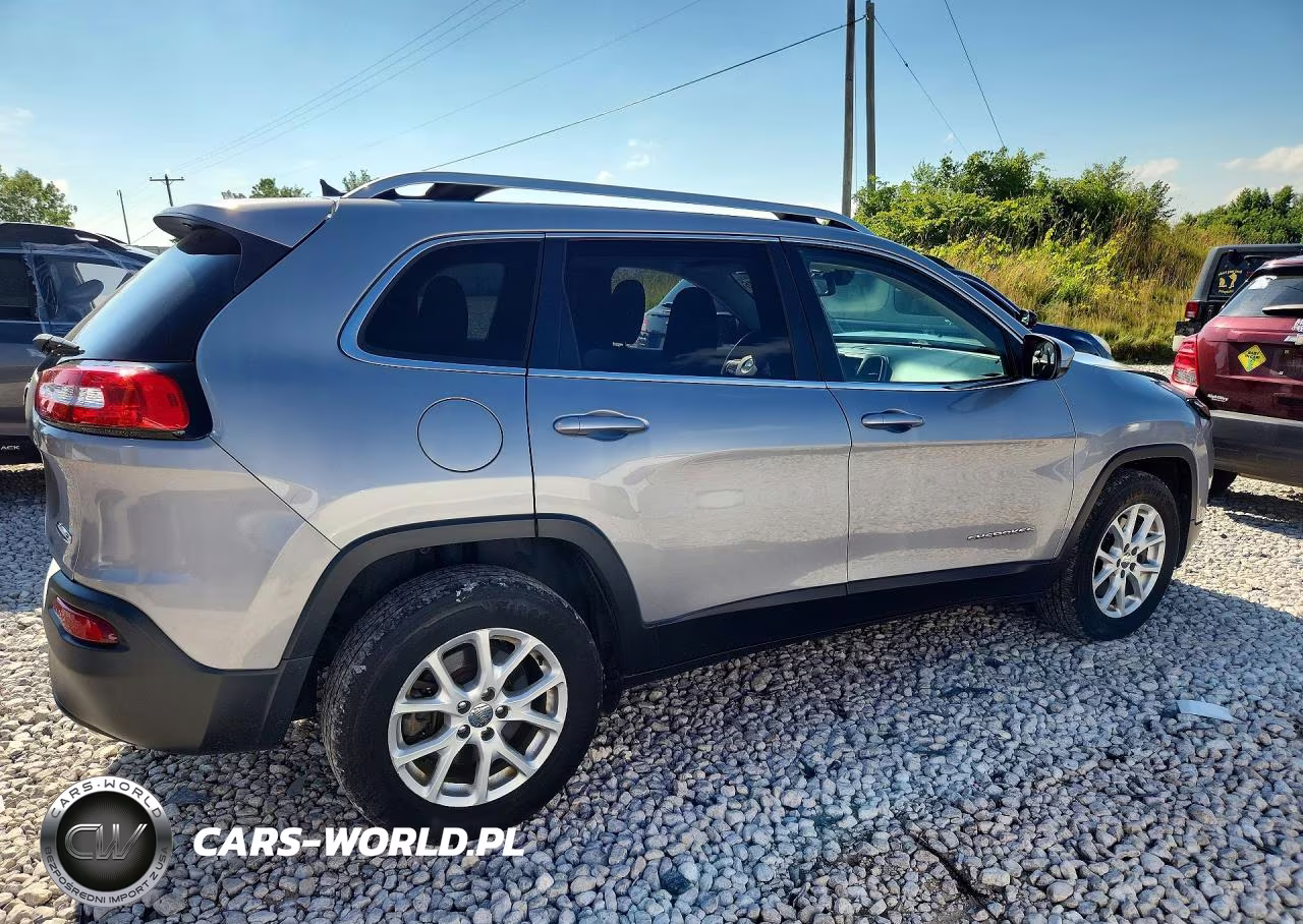 2015 Jeep Cherokee Latitude VIN:1C4PJMCS0FW795492 - 3