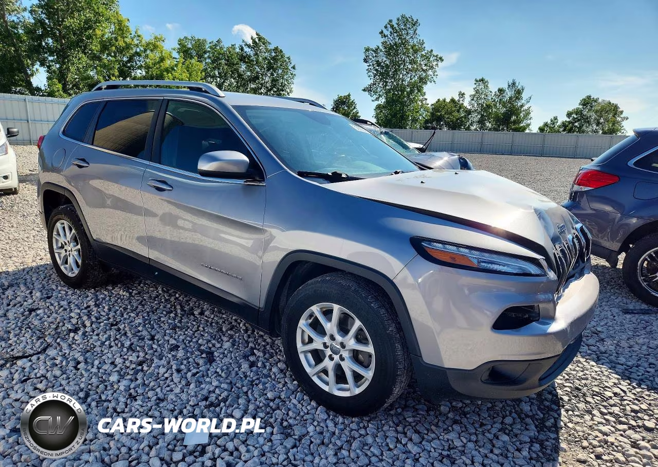 2015 Jeep Cherokee Latitude VIN:1C4PJMCS0FW795492 - 4