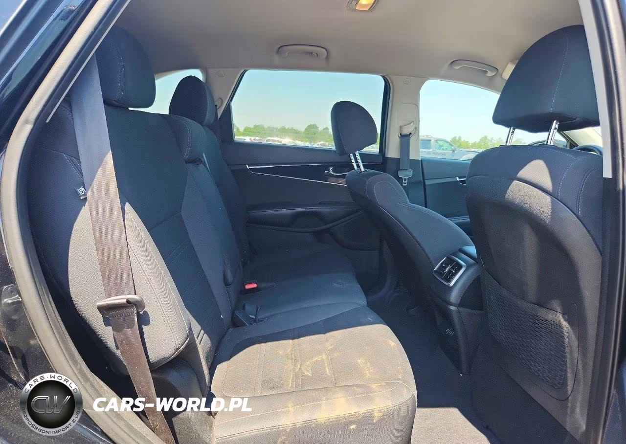 2019 Kia Sorento L VIN:5XYPG4A31KG581158 - 11