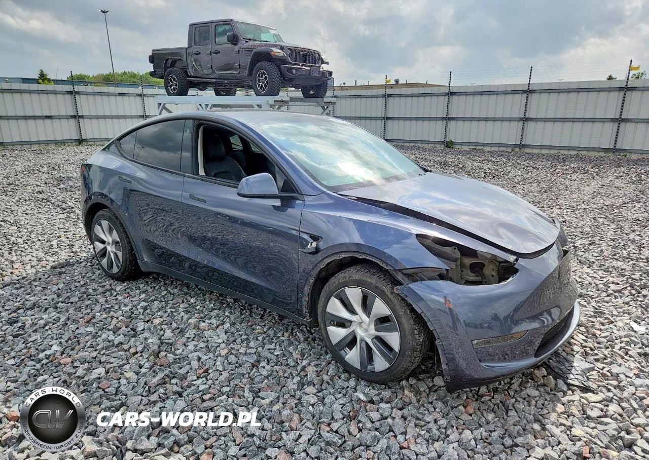 2023 Tesla Model Y VIN:7SAYGDEE0PF596512 - 4