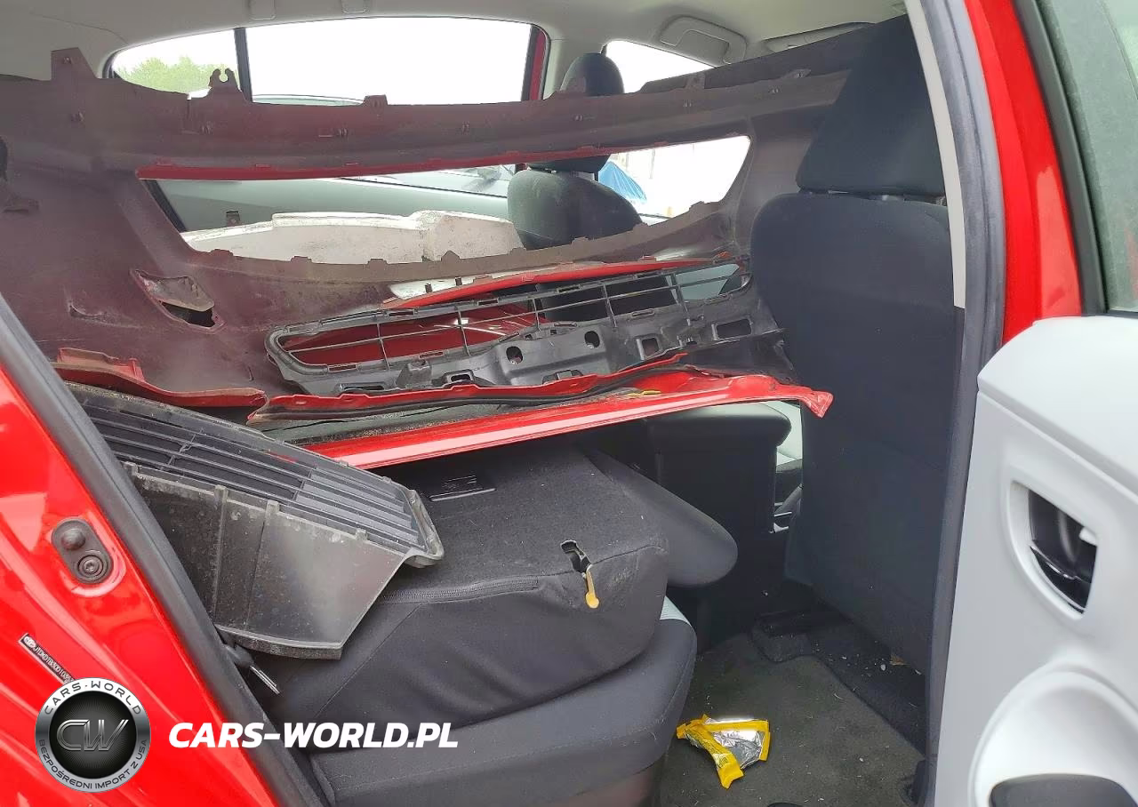 2013 Toyota Prius C Three VIN:JTDKDTB30D1035367 - 11
