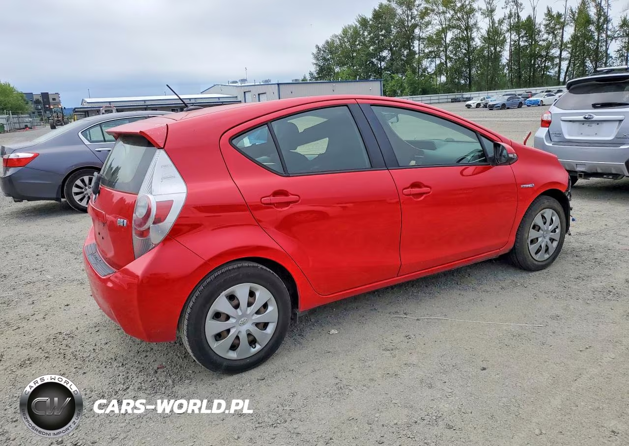 2013 Toyota Prius C Three VIN:JTDKDTB30D1035367 - 3