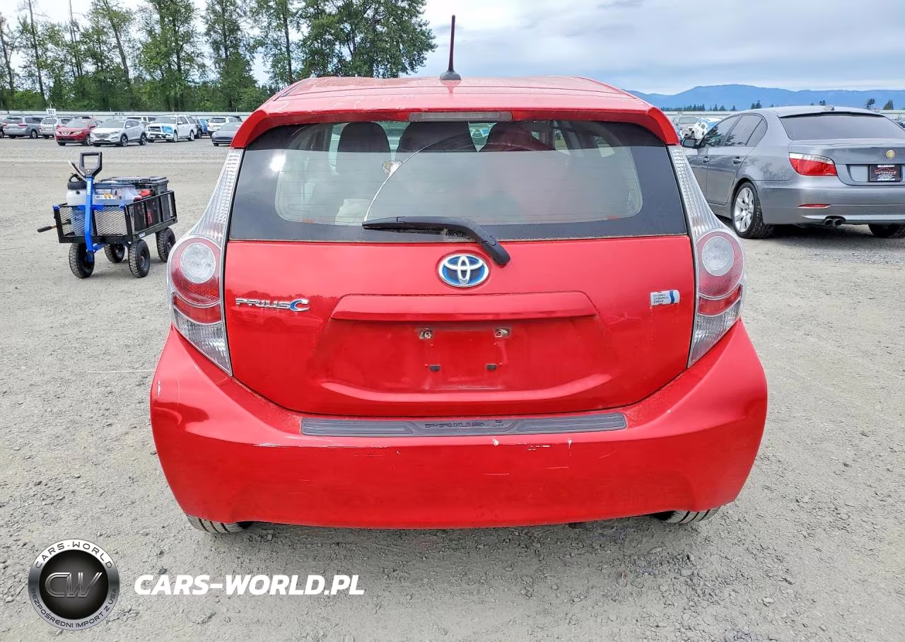 2013 Toyota Prius C Three VIN:JTDKDTB30D1035367 - 6
