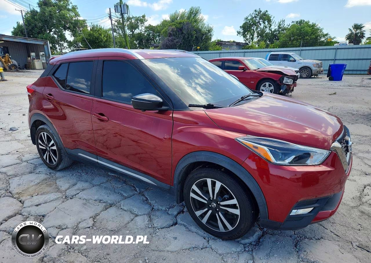 2019 Nissan Kicks Sr VIN:3N1CP5CUXKL480996 - 4