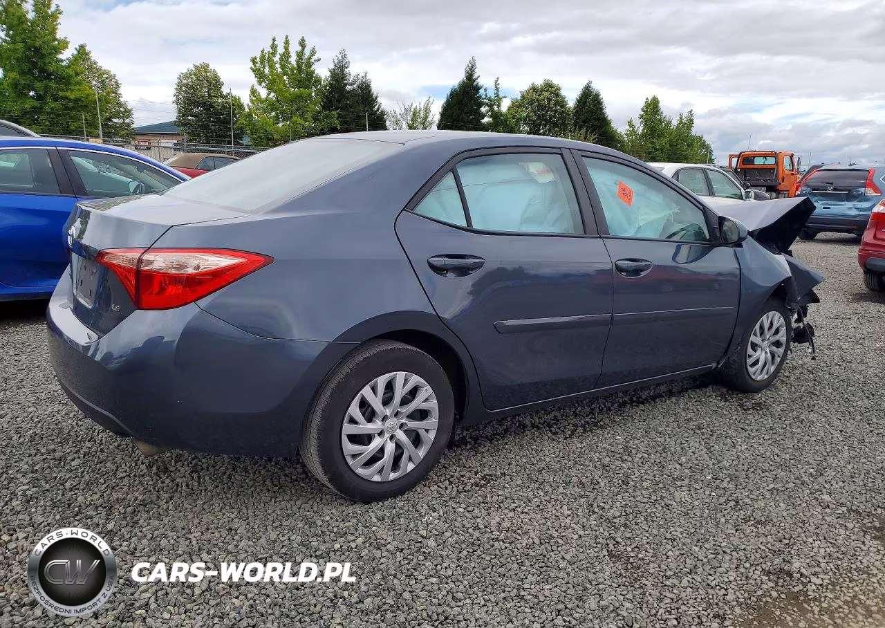 2018 Toyota Corolla Le VIN:2T1BURHE2JC005600 - 3