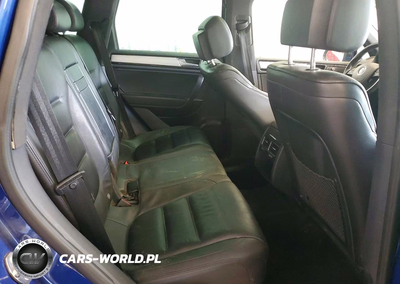 2017 Volkswagen Touareg Wolfsburg VIN:WVGRF7BP9HD004105 - 11